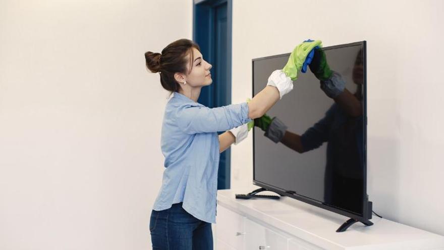 La millor manera de netejar la televisió sense danyar-la: un polvoritzador i vinagre de neteja