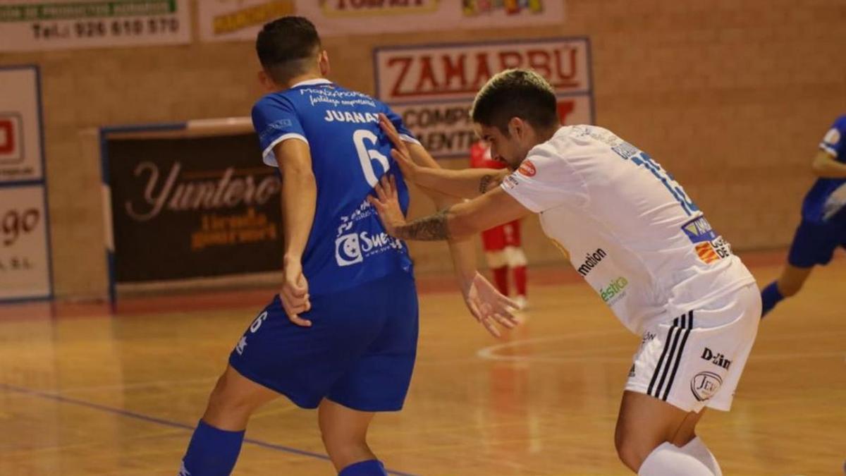 Claudino defiende a Juanan durante el partido de ayer.