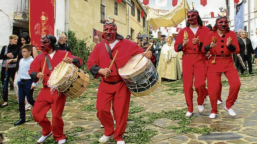 Salida de la procesión del Corpus con los &#039;Diablucos&#039;