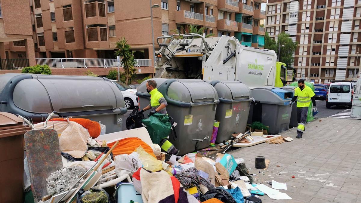 Servicios municipal de recogida de residuos en Santa Cruz de Tenerife.