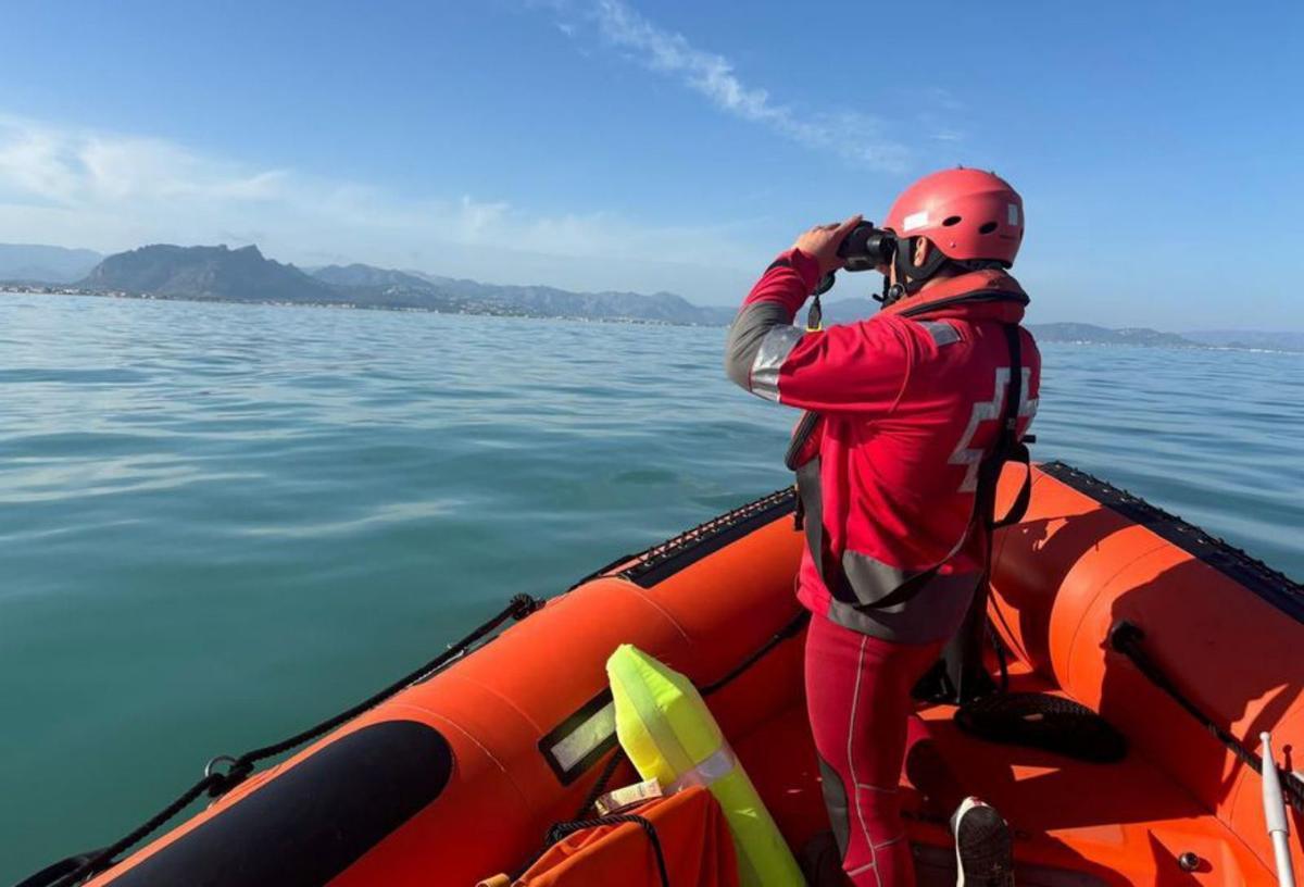 Medios acuáticos y terrestres de Cruz Roja peinan el mar y la Albufera
