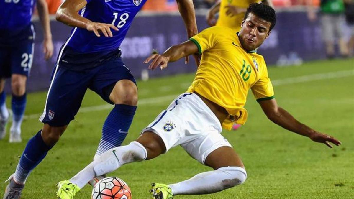 Rafinha, en un amistoso con la selección brasileña