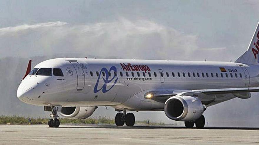 Un avión de Air Europa, en el aeropuerto de Alvedro.