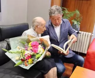 María López Irimia visita al alcalde para celebrar su centenaria