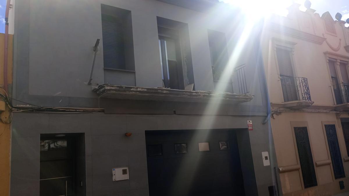 El balcón de Rafael Valls que ha quedado destrozado por el paso de un camión.