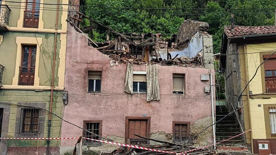 Una vivienda se desploma en plena madrugada en Caborana y deja sin luz a varios edificios de la zona