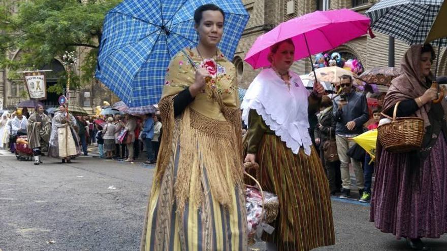 La ofrenda de frutos pone color a una mañana gris y lluviosa