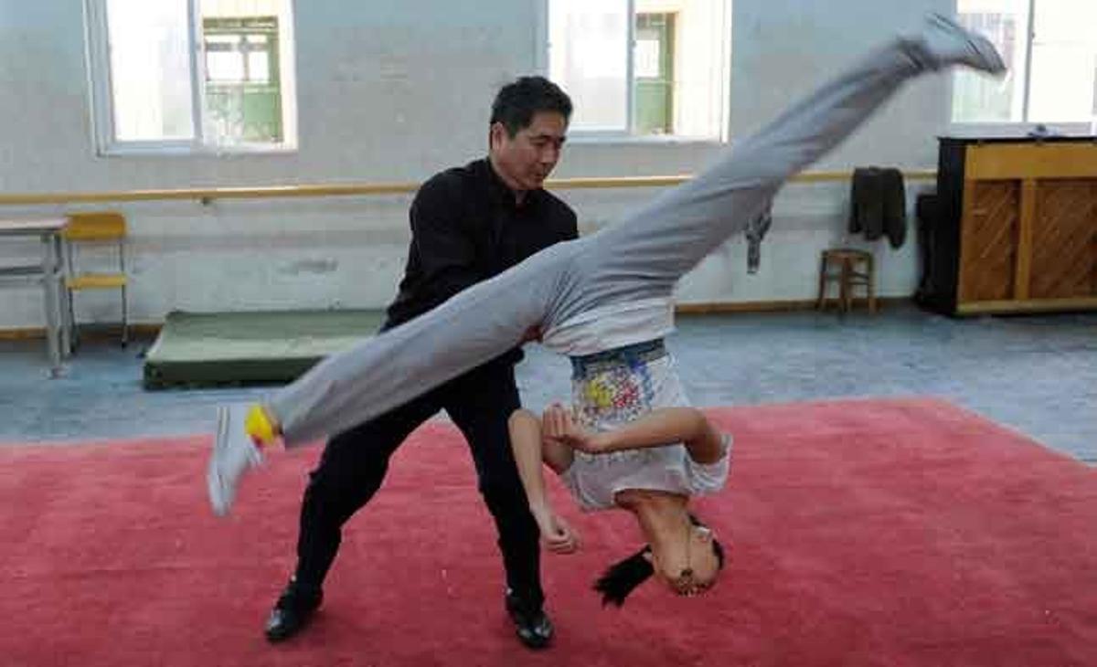 Una estudiant practica amb el seu mestre en una classe de l’escola de Hui opera i art de Hefei, la Xina.