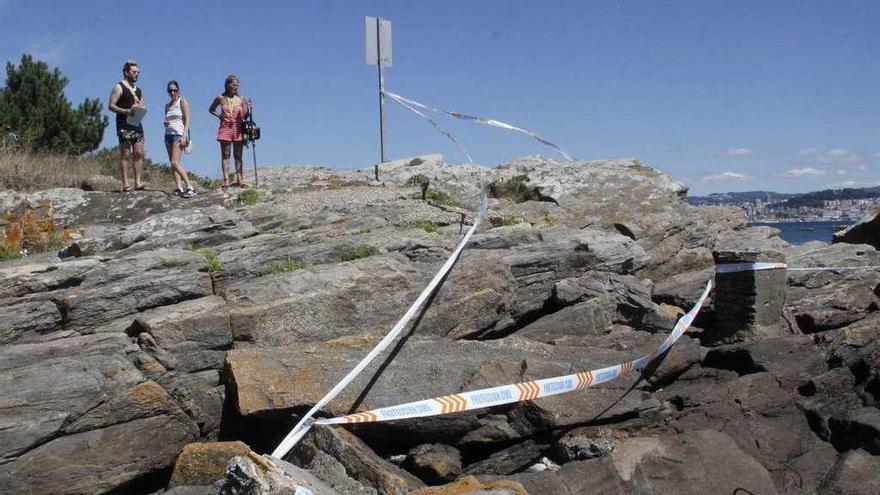 Tarci Ávila, con allegados en el lugar del suceso, señalizado por Protección Civil. // Santos Álvarez