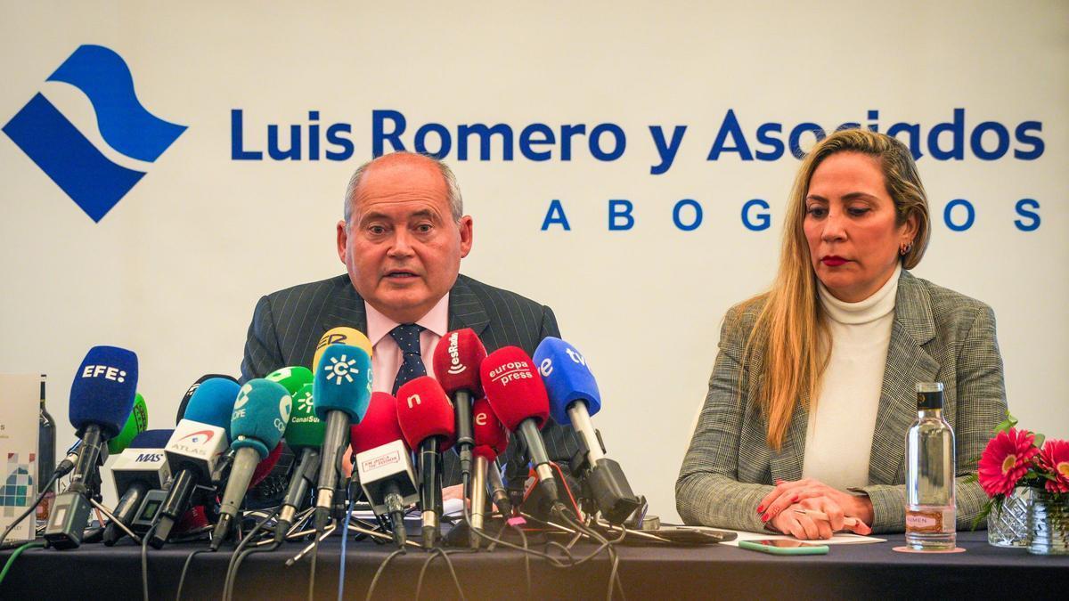 El abogado del soldado muerto en Córdoba, junto a una compañera del despacho, durante la rueda de prensa ofrecida esta mañana.
