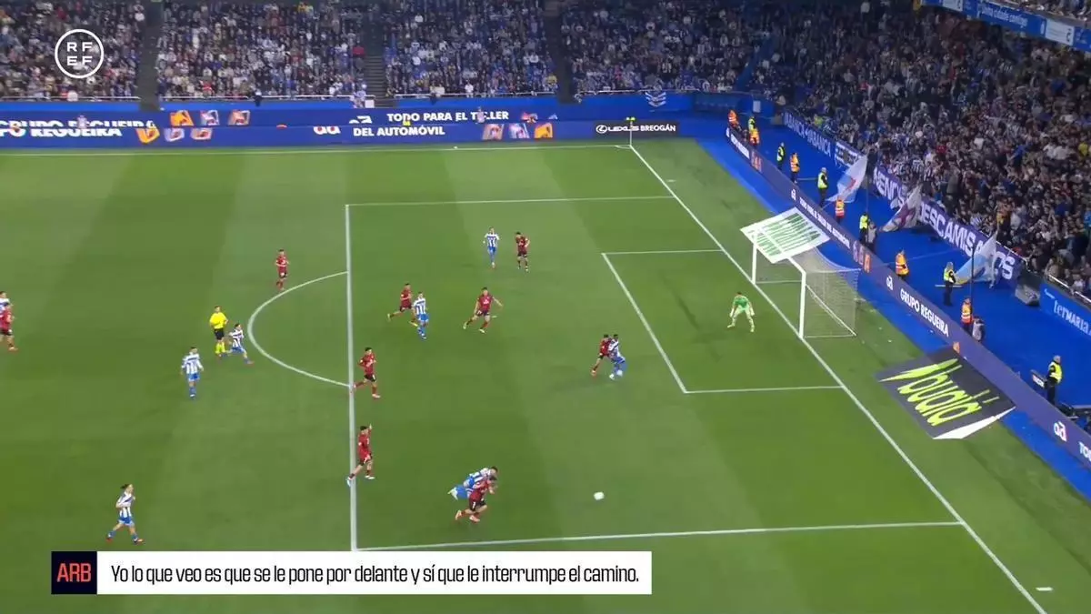 Así fue la revisión del penalti a Altimira: "Interrumpe y derriba"