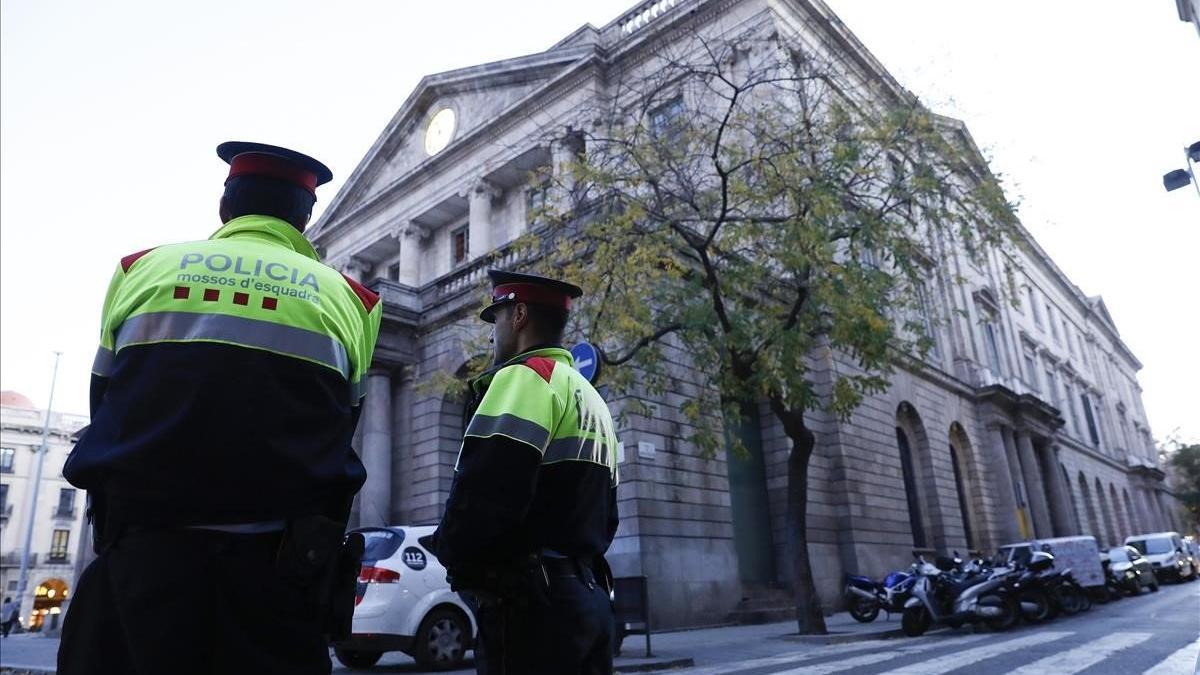 19 12 2018 una pareja de mossos d esquadra delante de la Llotja de Mar