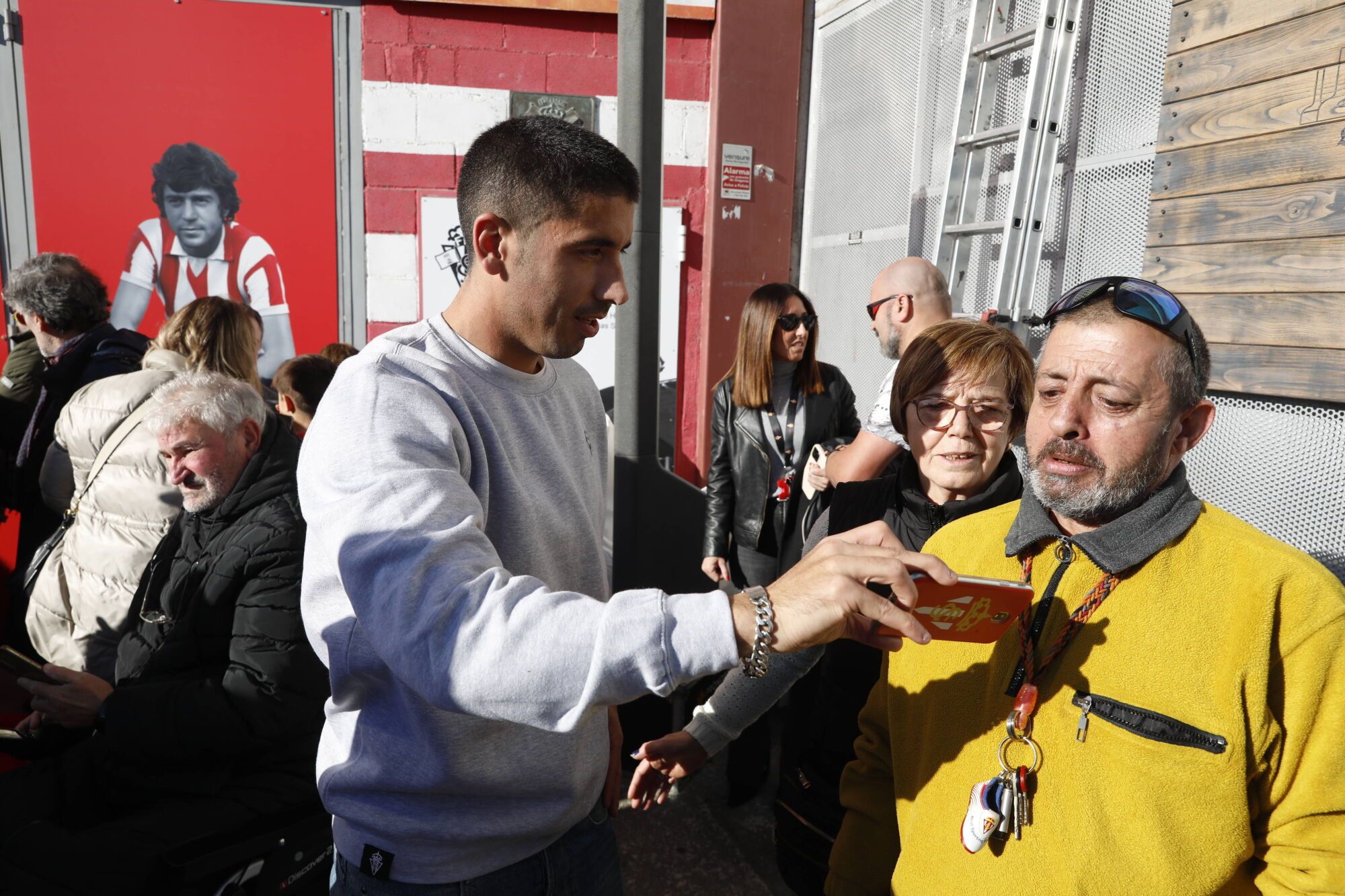 Enzo Ferrero descubre la puerta 11 de El Molinón