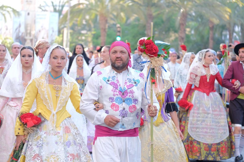 Los festeros aprovechan la Ofrenda para protestar contra la violencia de género con flores y lazos morados