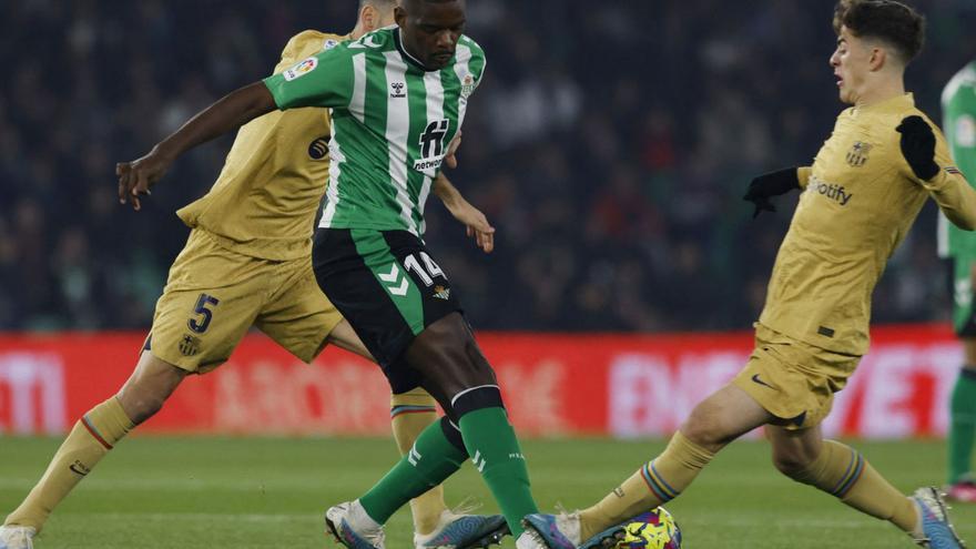 William Carvalho disputa un balón a Gavi durante la reciente visita del  Barcelona al Villamarín. // REUTERS