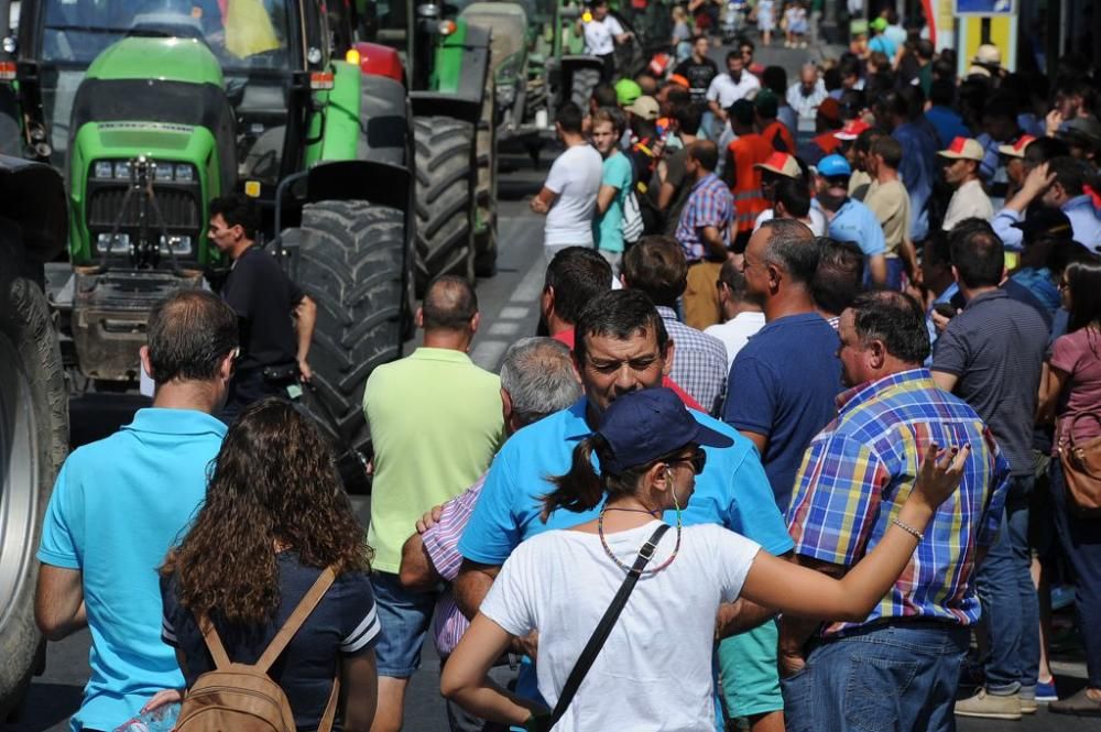 La Gran Vía de Murcia, paralizada por los agricultores