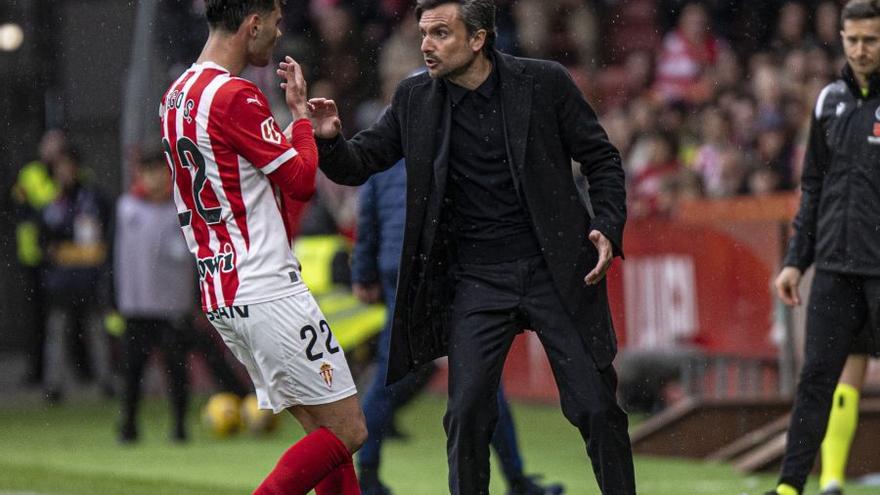 Rubén Albés, el entrenador del Sporting de Gijón da instrucciones a Diego Sánchez.