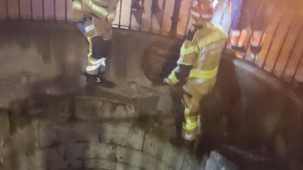 Una joven de 26 años herida grave tras saltar a una profundidad de cinco metros en el pozo de la Barquera, en Gijón