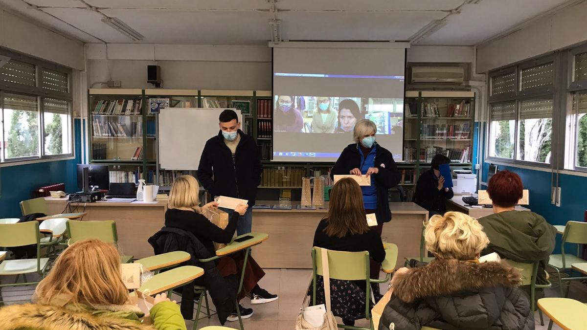 Las docentes europeas en la charla sobre el plan de innovación y la red de convivencia del centro.