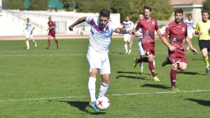 Un gol del central Neftalí le regala  la primera sonrisa en casa al Jumilla