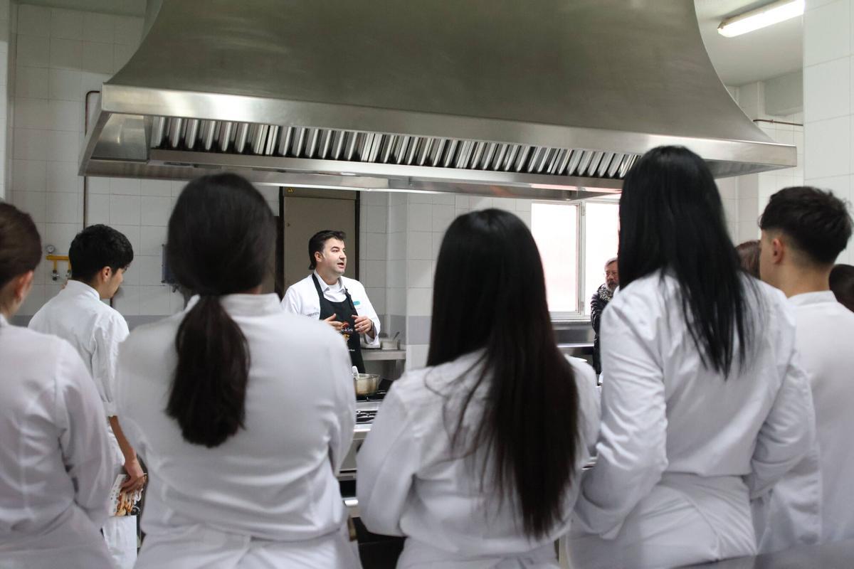 GALERÍA | Los secretos del torrezno de Soria, en la Escuela de Hostelería de Zamora