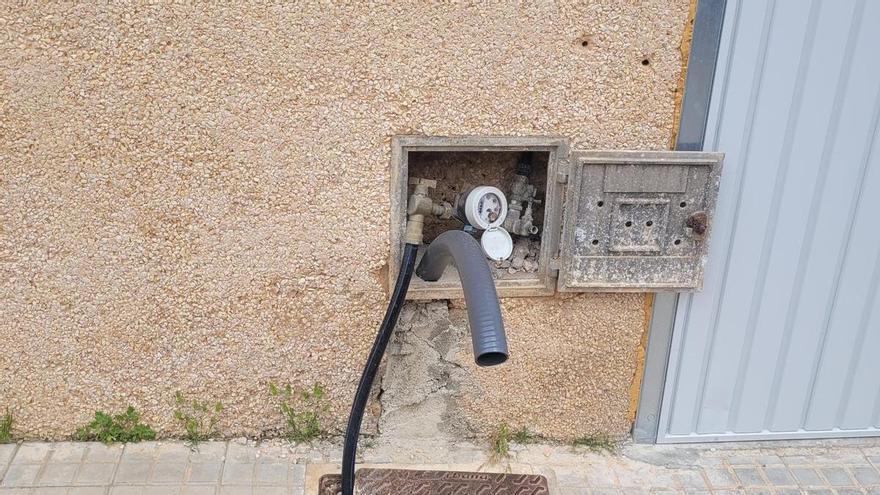 Obras paralizadas obligan a los peatones a circular por la calzada en la calle Trinitat de Pòrtol