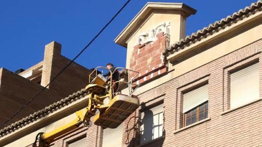 Imagen de los trabajos para cubrir con ladrillos el escudo franquista del antiguo juzgado.