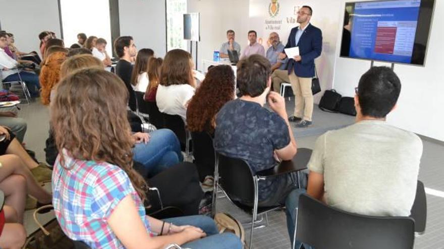 El alcalde, José Benlloch, durante la reunión con los jóvenes.