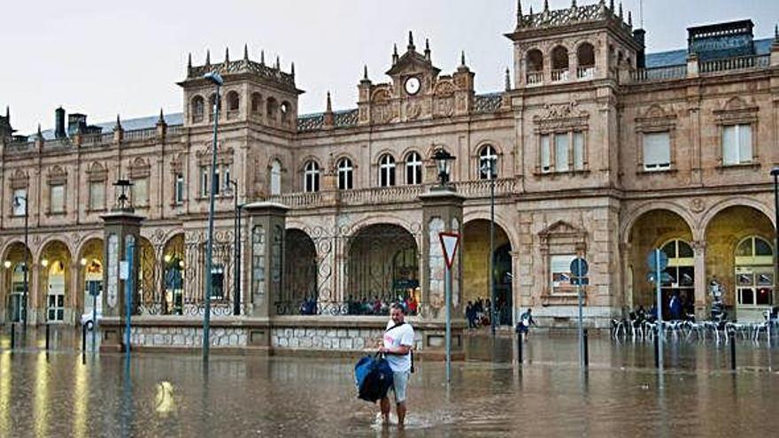 El entorno de la estación de tren, completamente anegado tras una tormenta.