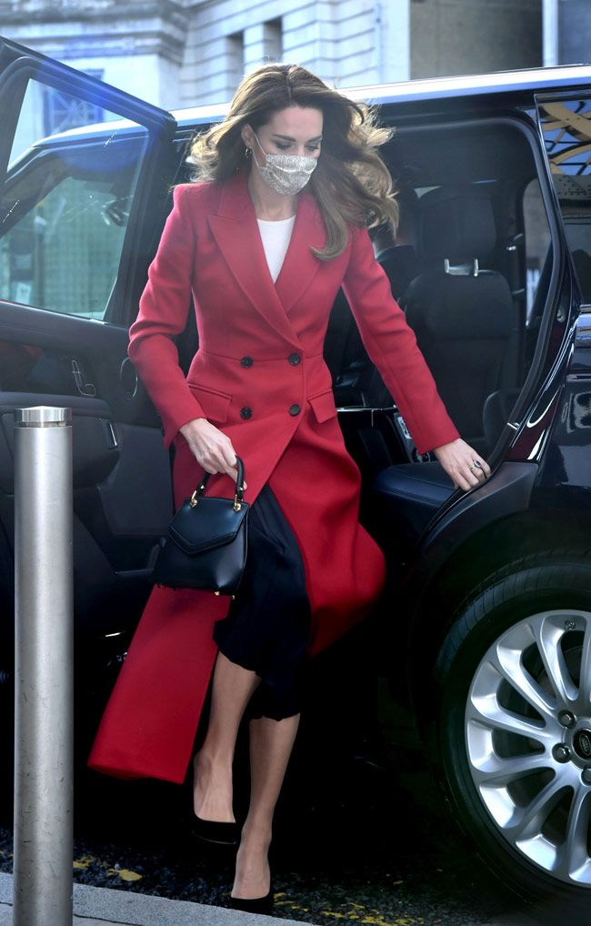 Este abrigo rojo y extralargo es la única prenda que necesita Kate  Middleton (y tú) para obtener el 'look working' más sofisticado - Woman