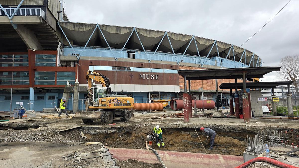 Obras de reforma de la grada de Gol del estadio municipal.