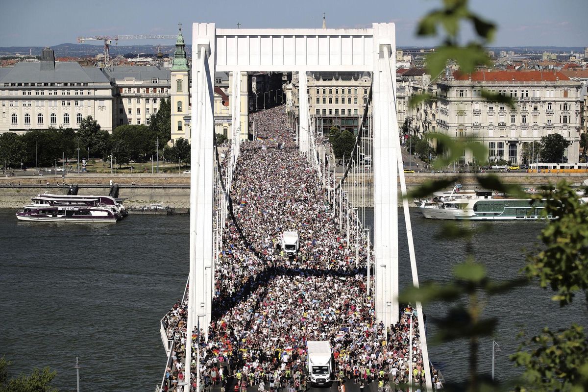Participantes de la marcha del Orgullo cruzan el Puente Elisabeth en Budapest, Hungría, el sábado 28 de junio de 2025. (Foto AP/Rudolf Karancsi)