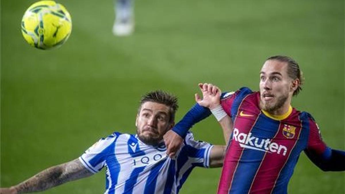 Mingueza pugna con Portu en el Barça-Real Sociedad.