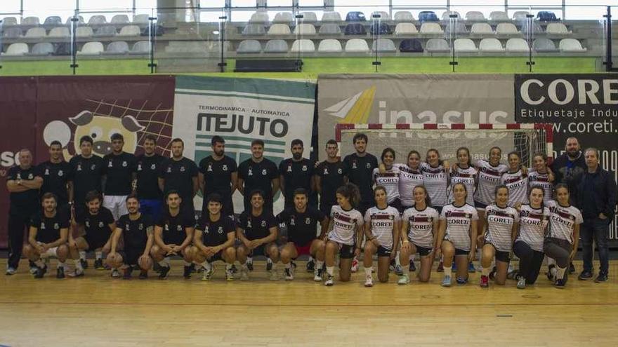 Imagen del primer entrenamiento de Balonmán Lalín en el pabellón Lalín Arena. // Bernabé/Ana Agra