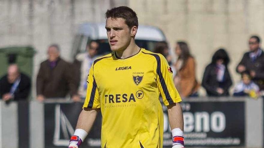 Javi Porrón, en un partido con el Lealtad en Les Caleyes.