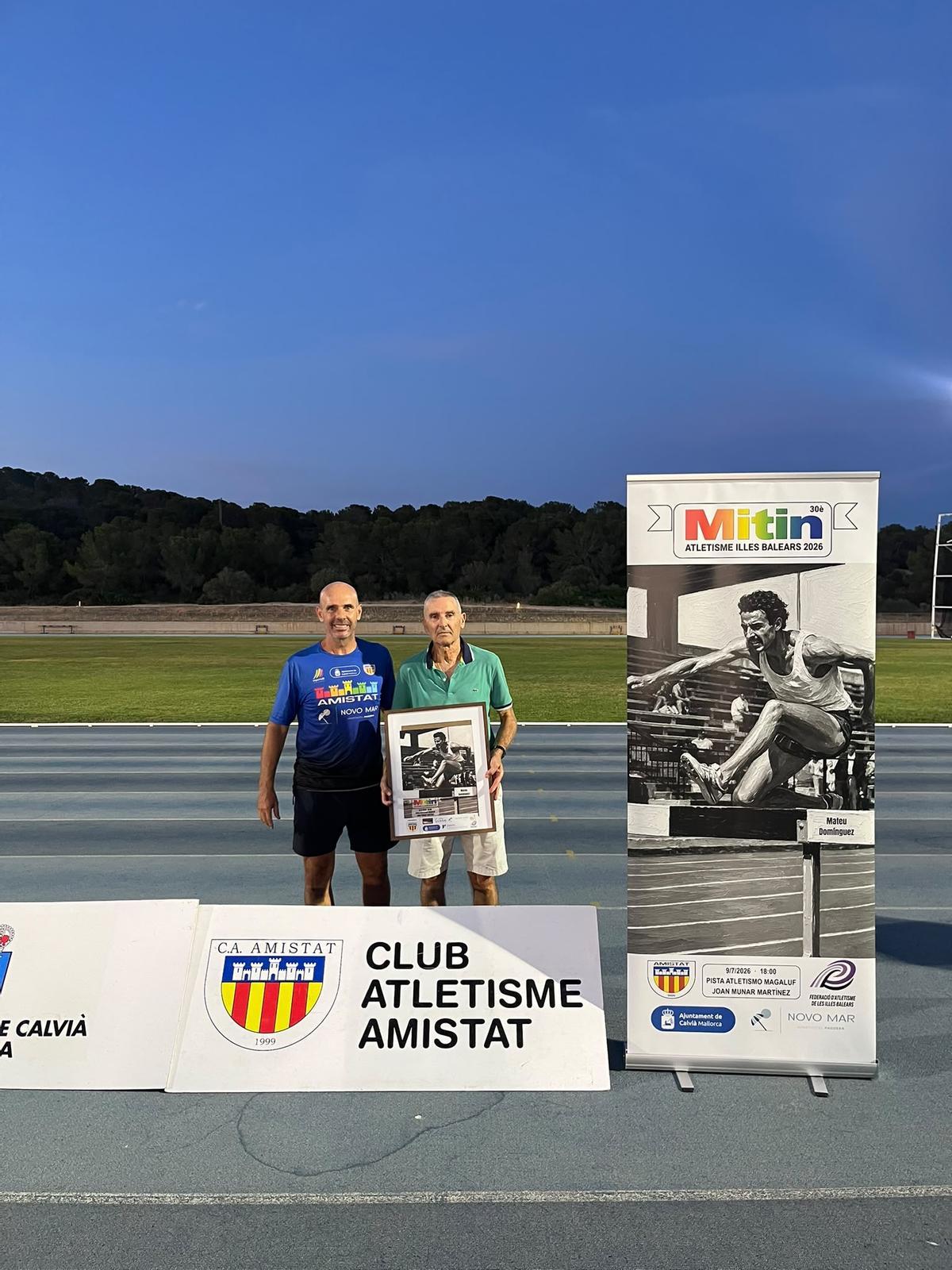 Mateo Domínguez posa con Josema Ballesteros en Magaluf.