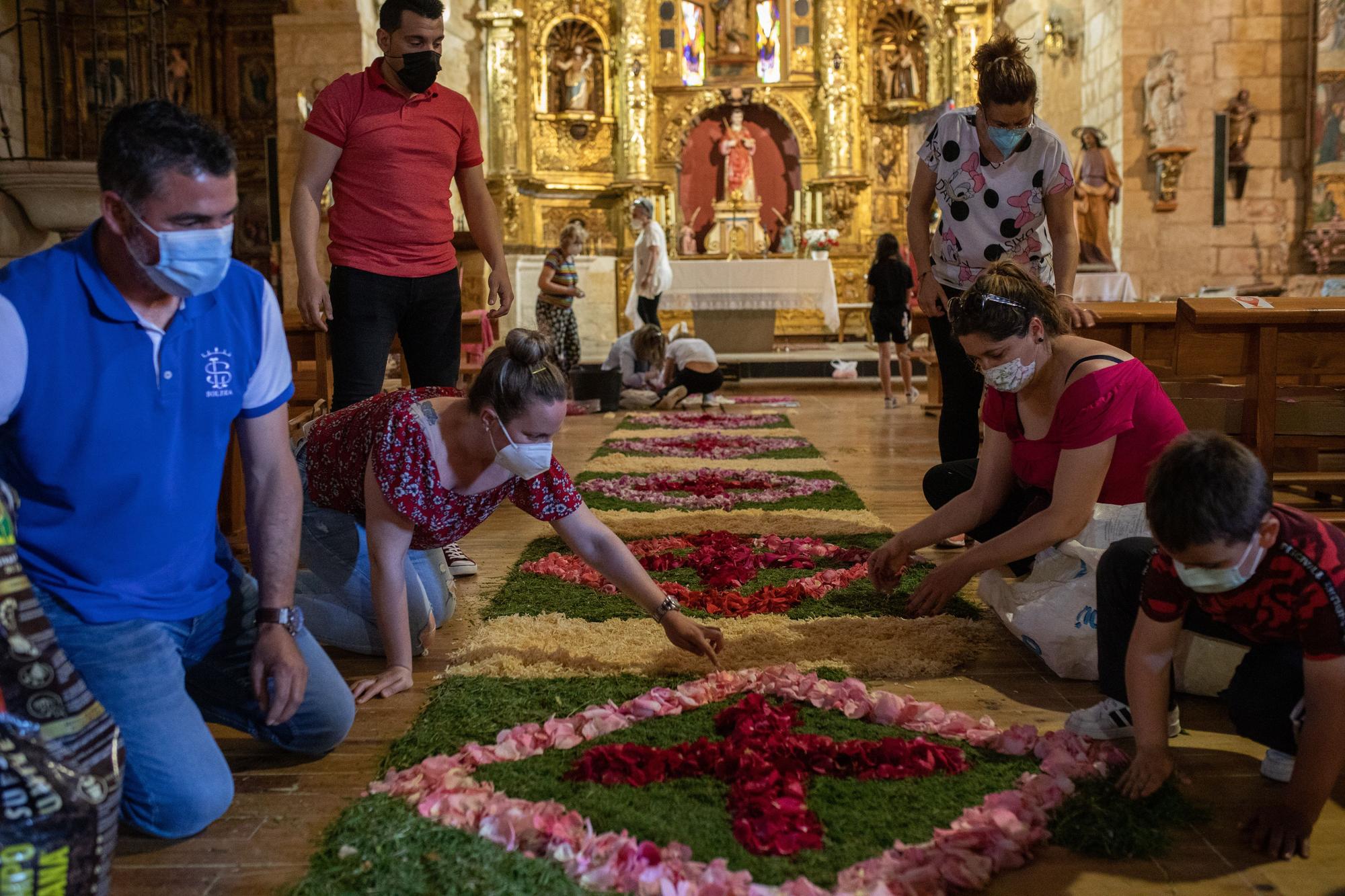 GALERÍA | El Perdigón, en Zamora, prepara la alfombra de flores del Corpus Christi