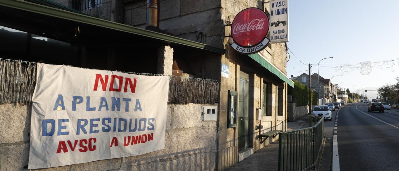 La pancarta colocada ayer en el local de la asociación vecinal A Unión de San Pedro. // Ricardo Grobas