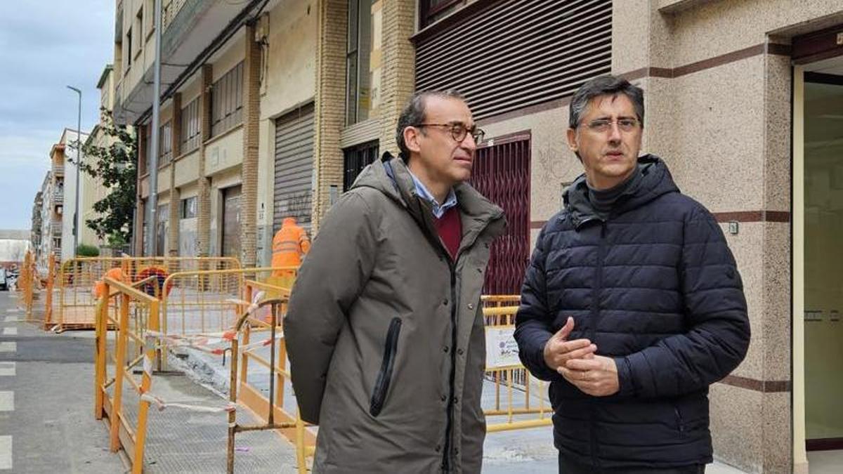 Visita de Rafa Mateos y Víctor Bazo a la calle Médico Sorapán de Cáceres.