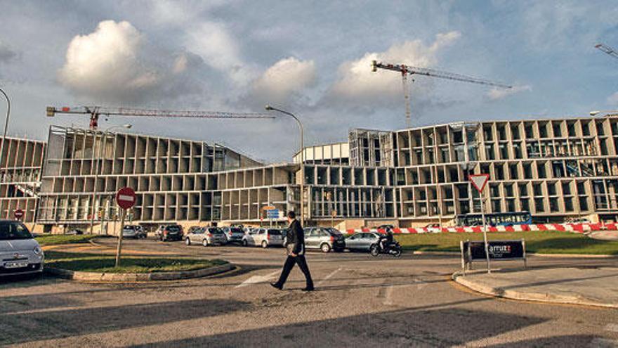 La estructura del Palacio de Congresos sigue al descubierto.