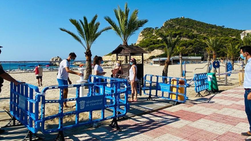 Finestrat habilita un tercer acceso a la playa para evitar aglomeraciones