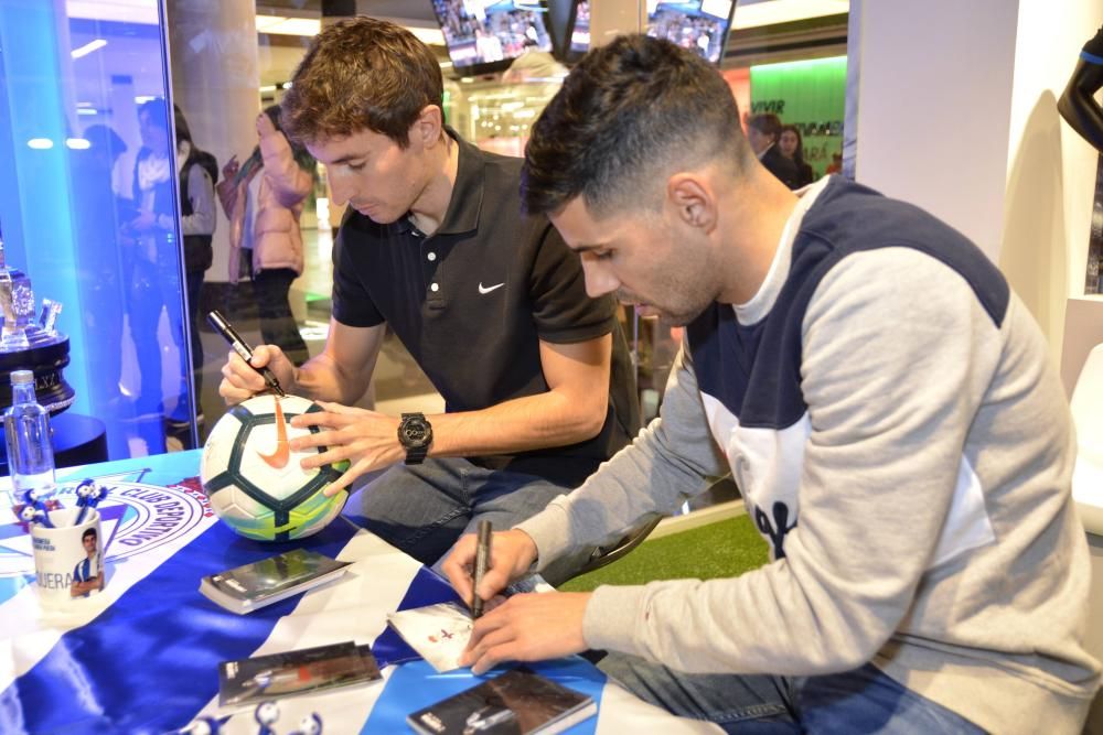 Pedro Mosquera y Juanfran entregan en la Deportienda de Marineda City los premios a los aficionados que participaron en una promoción del centro comercial.