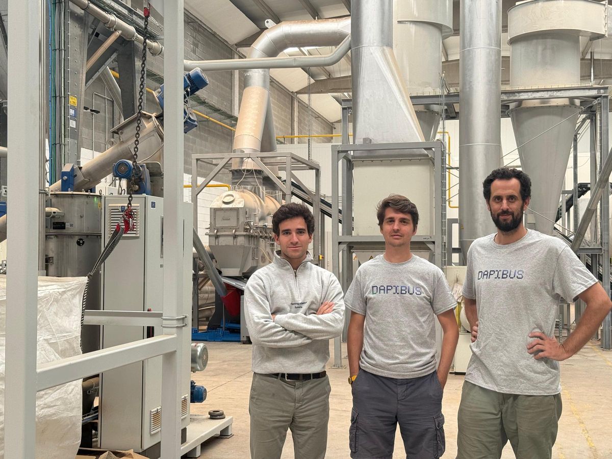 Los cofundadores de Dapibus, Arturo Almazor, Alex Segura y Carlos Conde, en la planta de Abrera Los cofundadores de Dapibus, Arturo Almazor, Alex Segura y Carlos Conde, en la planta de Abrera