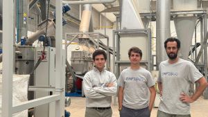 Los cofundadores de Dapibus, Arturo Almazor, Alex Segura y Carlos Conde, en la planta de Abrera
