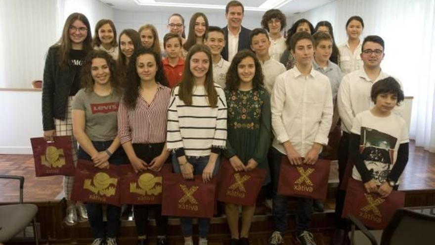 Los alumnos con mejores expedientes académicos, ayer en el ayuntamiento con el alcalde y la edil.