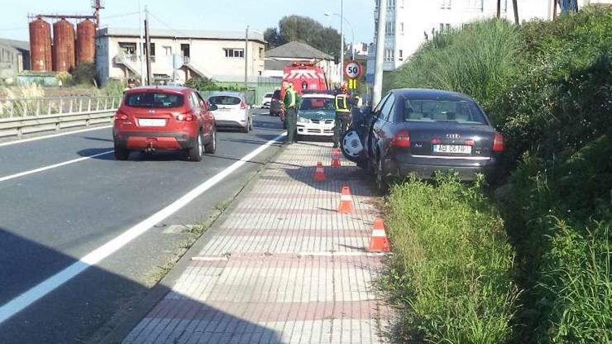 Vehículo accidentado ayer en O Temple.