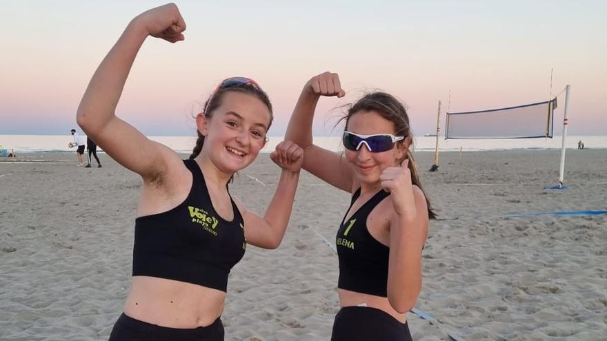 Uxue Cuadrado (i) y Helena Llinares (d), el presente y el futuro del vóley playa alicantino.