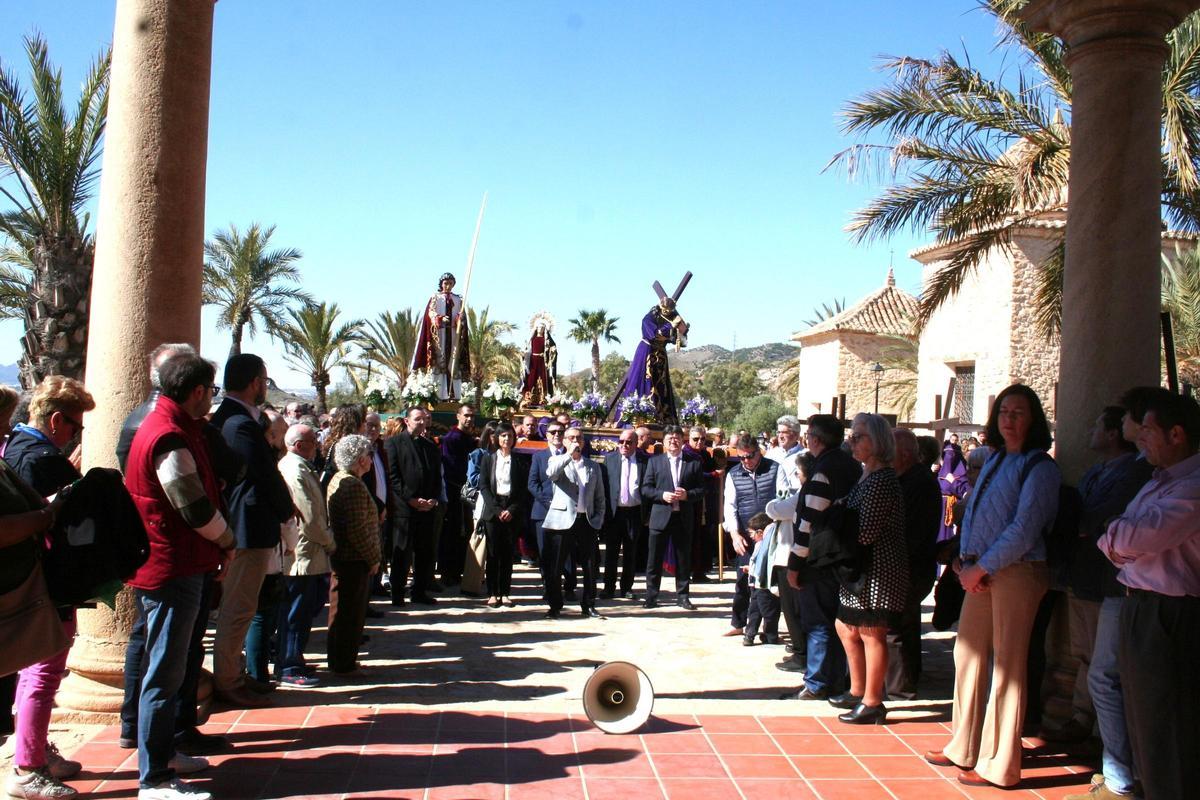 San Juan Evangelista, la Dolorosa y el Cristo del Socorro mientras un ‘rezaor’ recitaba su plegaria a las puertas de la capilla mayor del Calvario, la ermita del Cristo de la Misericordia.