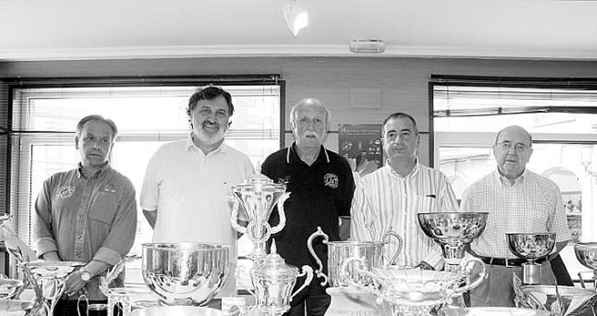 José Manuel Muñiz, Herminio Menéndez, Prendes, Riego y García posan junto a los trofeos, ayer en Candás. A la derecha, Prendes sostiene la placa de la Real Orden del Mérito Deportivo.