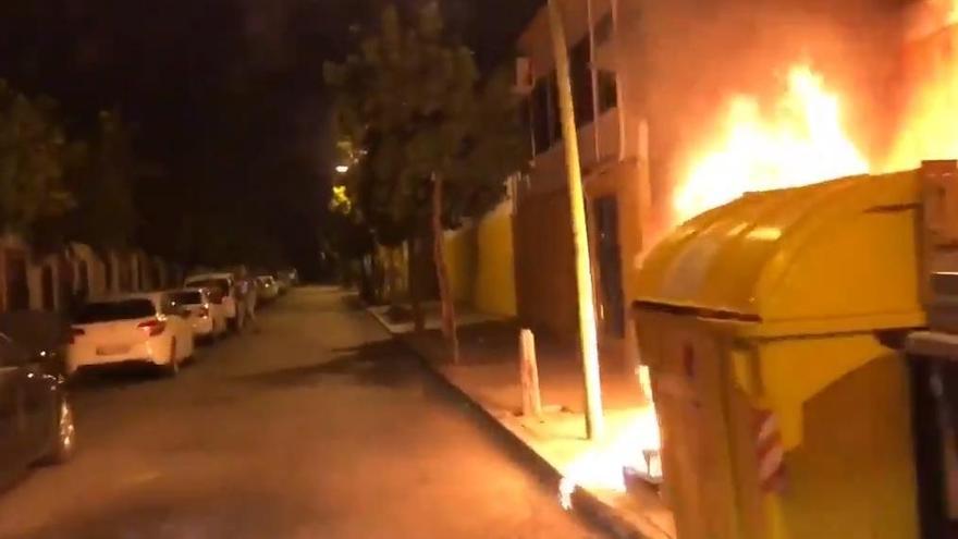 Los bomberos intervienen en una nueva quema de un contenedor en la capital